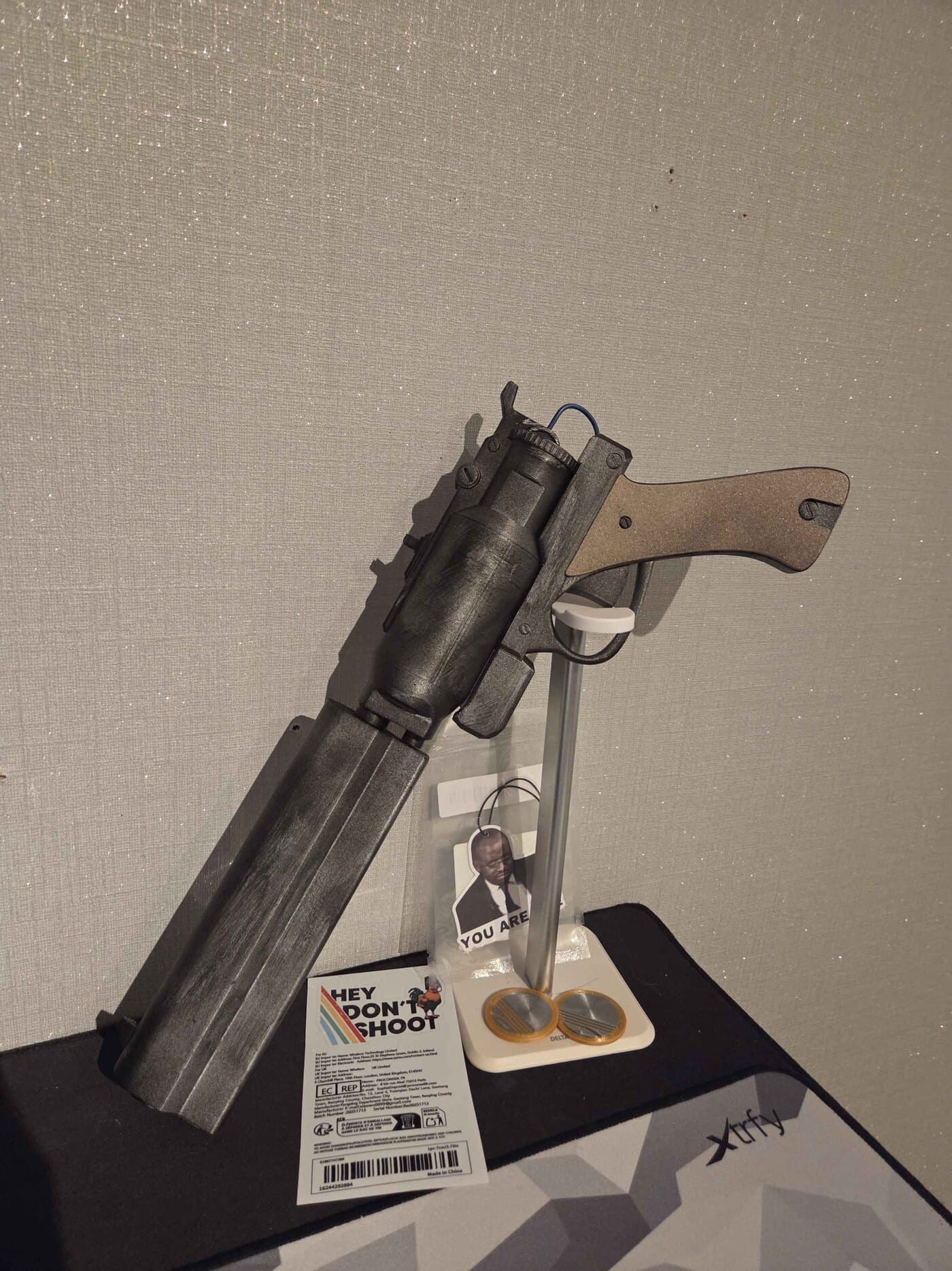 3D-printad replika av en ARC Raiders-pistol på ett ställ